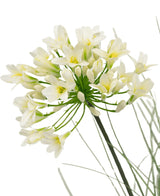 Een close-up van de Kunstgras witte Agapanthus uiengraspot 90cm brandvertragend toont delicate witte bloemen met een geel hart op lange groene stelen, omringd door piekerige bladeren, tegen een effen witte achtergrond.