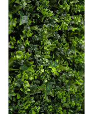 Gros plan d'un feuillage vert dense avec de petites plantes feuillues et des vignes, avec le mélange de tapis de haie artificielle luxuriante 50x50 cm, parfait pour créer un mur végétal vertical vibrant.