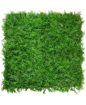 De Kunsthaag varen/conifeer 50x50 cm is een dicht vierkant paneel van heldergroen kunstgroen met dicht op elkaar staande kleine blaadjes, dat lijkt op een verticale tuin of groene haag, perfect als decoratief groen op elke witte achtergrond.