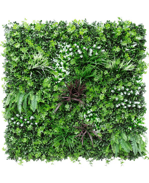 De Kunsthaag Sillage 100x100 cm UV is een vierkant paneel dat rijkelijk bedekt is met groene kunstplanten, varens en wijnranken, waardoor een weelderig verticaal tuineffect ontstaat tegen een witte achtergrond.