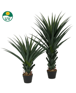 De Kunstplant Agave Pandora UV 120 cm heeft lange, puntige groene bladeren en is afgebeeld op een witte achtergrond. Een groen UV-zonnepictogram linksboven benadrukt de UV-bestendigheid.