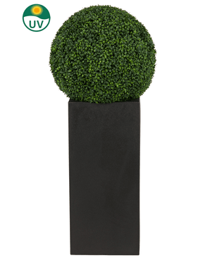 De Kunstplant Buxus romeinse stijl UV D55cm, een ronde kunstvorm, staat in een hoge zwarte plantenbak met een UV-beschermingspictogram in de linkerbovenhoek van de afbeelding.