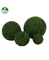 La plante Buis Artificiel de style romain UV D65cm possède quatre bulbes artificiels verts denses de différentes tailles sur fond blanc, avec un symbole de protection UV dans le coin supérieur gauche.