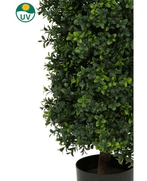 Gros plan d'une Plante Artificielle Pyramide de Buis UV 90 cm aux feuilles vertes denses. Dans le coin supérieur gauche se trouve un symbole de protection UV avec un soleil jaune et « UV » dans un cercle vert.