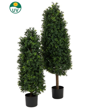 Lot de deux Plante artificielle Buxus Pyramid UV 90 cm aux feuilles vertes denses dans un pot noir. Étiquette de protection UV présentée, idéale comme décoration végétale de jardin extérieur. Montré sur un fond blanc.