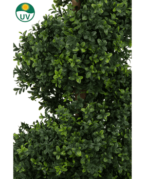 De Kunst Buxus Spiraal Romeinse stijl UV 120cm heeft dicht, weelderig groen kunstgroen gebladerte met kleine blaadjes en een UV-bestendigheidssymbool met een zonnepictogram in de linkerbovenhoek.