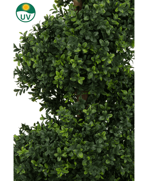 Le Buis Artificiel Spirale Style Romain UV 120 cm a un feuillage vert artificiel dense et luxuriant avec de petites feuilles et un symbole de résistance aux UV avec une icône de soleil dans le coin supérieur gauche.