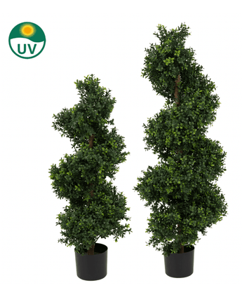 Le Buis Artificiel Spirale style Romain UV 90cm est composé de deux arbres artificiels en forme de spirale avec des feuilles vertes dans un pot noir. Dans le coin supérieur gauche se trouve un symbole vert et jaune résistant aux UV.