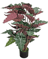 De Kunstplant Alocasia 100 cm groen/rood heeft grote, donkergroene bladeren met prominente witte nerven en roodpaarse onderkanten, gepresenteerd in een zwarte pot.