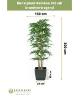 Kunstplant Bamboe 300 cm brandvertragend in een zwarte pot (300 cm hoog, 130 cm breed; pot: 24 cm breed, 18 cm hoog). Tekst en meetpijlen geven duidelijk de afmetingen van deze stijlvolle kunstplant aan.