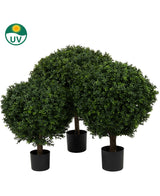 Le Buis Artificiel sur Tige Style Romain UV 85 cm présente trois buis artificiels dans des pots noirs au feuillage vert dense et rond, sur un fond blanc avec un symbole de protection UV dans le coin supérieur gauche.