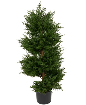 De Kunstplant Conifeer UV 90cm is een hoge groene kunstdennenboom met dicht gebladerte in een eenvoudige zwarte pot, tegen een effen witte achtergrond.