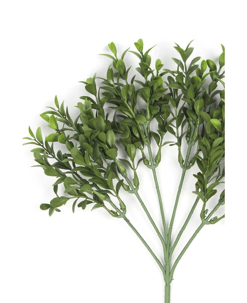La Branche de Buxus Artificielle 47 cm ignifugée UV est une tige de feuille artificielle réaliste avec de multiples branches, fabriquée en plastique de haute qualité, déployée sur un fond blanc uni.