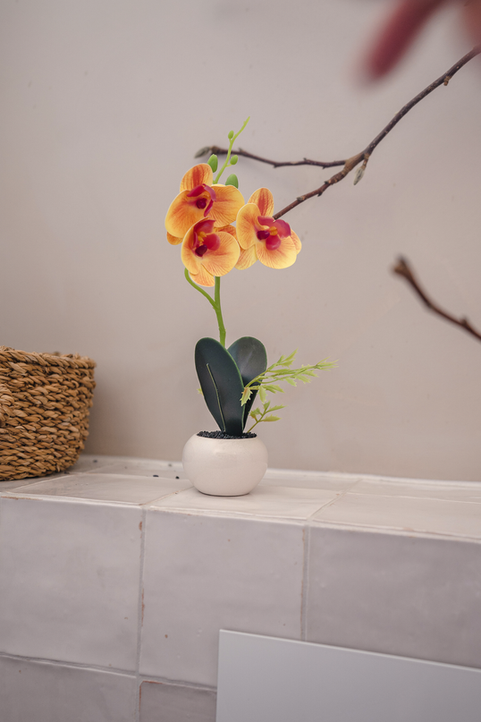 Orchidée artificielle 28 cm jaune/rouge dans un pot