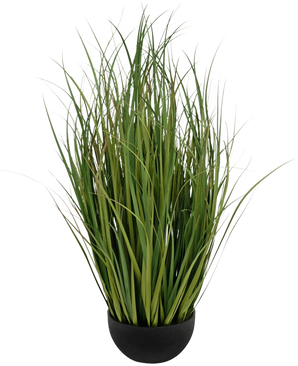 De Kunstgras Dogtail uiengras Bran 90cm is een groene kunstgrasplant met lange, smalle bladeren in een ronde zwarte pot, brandvertragend, tegen een effen witte achtergrond.