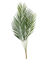 De Kunstpalm Chamaedorea 78 cm heeft lange, slanke groene palmbladeren met puntige uiteinden aan meerdere dunne stelen, tegen een effen witte achtergrond.