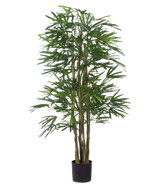 De Kunstplant Lady Palm 150 cm brandvertragend heeft slanke groene bladeren en meerdere dunne, bruine stengels in een kleine zwarte pot, tegen een effen witte achtergrond.