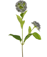 Een enkele Kunstbloem Sneeuwbal/Viburnum 70 cm paars met een groene stengel, brede bladeren en twee trossen kleine paarse bloesems, geïsoleerd op een witte achtergrond.