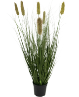 De Kunstgras Matsutake uiengraspot 61cm brandvertragend heeft hoge, slanke groene bladeren en donzige, lichtbruine bloemaren die lijken op wild gras, in een witte pot voor een realistische uitstraling.