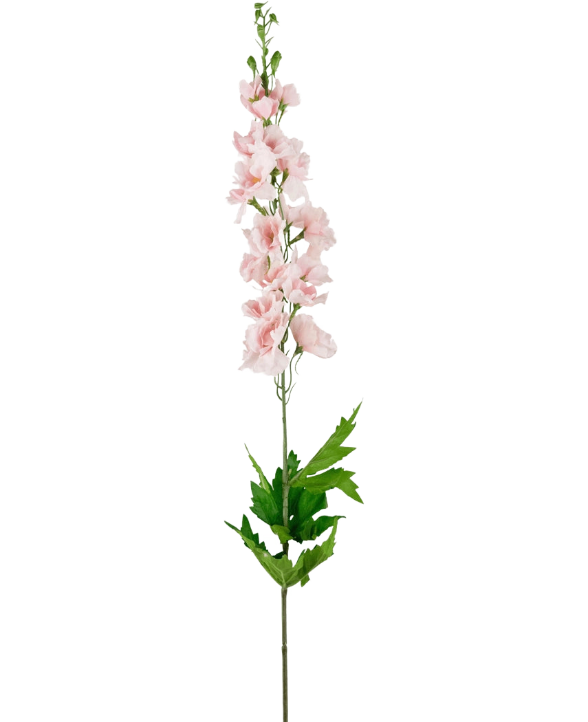 Le delphinium artificiel Real Touch Rose 90 cm a une longue tige avec des fleurs rose clair et des feuilles vertes dentelées, sur un fond blanc uni.