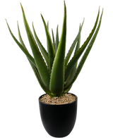 De Kunstplant Aloë Vera 45 cm heeft lange, puntige, groene vlezige bladeren in een zwarte pot met kleine steentjes. De kunstplant staat tegen een effen witte achtergrond.