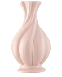 De Vaas Little Fairy 26 cm roze is een glanzende, lichtroze vaas van keramiek met een uitlopende rand en gebeeldhouwde wervelende groeven, ideaal voor het uitstallen van een zijden kunstbloemen boeket. Afgebeeld tegen een effen witte achtergrond.