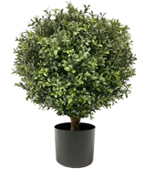 Le Buis Artificiel sur tige UV 40 cm est une forme ronde et touffue verte aux feuilles denses dans un pot simple noir, sur un fond uni blanc.