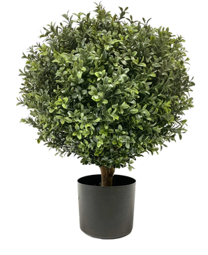 De Kunst Buxus op stam UV 40 cm is een ronde kunst buxus vormsnoei met dichte groene bladeren in een zwarte pot, afgebeeld op een witte achtergrond. Een zon- en UV-symbool geven aan dat hij UV-bestendig is.