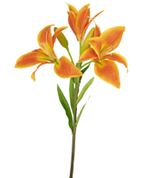 La Fleur Artificielle Lys Asiatique 66 cm orange a une seule tige avec trois lys orange ouverts, un bourgeon non ouvert et des feuilles vertes sur fond clair.