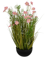 De Kunstgras roze Gesang Bloem uiengraspot 56cm brandvertragend heeft een zwarte pot met lang groen kunstgras en zachtroze-witte bloemen, perfect voor een stijlvolle inrichting tegen een witte achtergrond.