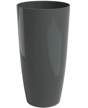Une grande jardinière Santorini lisse et gris foncé (Ø33 cm x H65 cm) avec une surface brillante se dresse debout sur un fond blanc uni.