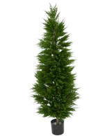 Kunstplant Conifeer toren UV 120 cm: hoge, kunstmatige groene cipresboom in een zwarte pot met UV bescherming, ideaal als kunstplant voor balkon, afgebeeld tegen een witte achtergrond.