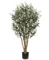 L'olivier artificiel UV 120 cm a des troncs minces brun clair et des feuilles vertes denses, est résistant aux UV pour une beauté extérieure durable et est livré dans un simple pot noir - idéal comme plante artificielle en extérieur sur n'importe quel fond.