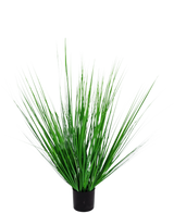 Le Gazon Artificiel Oignon 90 cm ignifuge est une plante de gazon artificiel en pot avec de longues et fines lames vertes dans un récipient noir compact, sur un fond blanc uni.