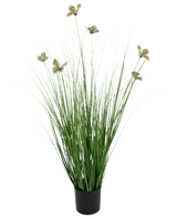 De Kunstgras vlinder-ui graspot 90cm brandvertragend is een kunstplant in pot met lange, dunne grasachtige bladeren en kleine gelige bloemen op lange stelen, tegen een witte achtergrond.