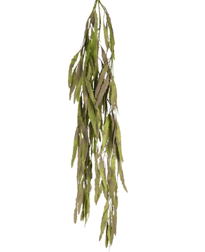 Lange, smalle groene bladeren van de Kunst hangplant Aloë Vera 102 cm hangen naar beneden tegen een witte achtergrond.