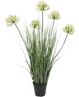 De Kunstgras witte Agapanthus uiengraspot is een 90cm hoge, brandvertragende kunstplant met lange groene bladeren en lange stelen met trosjes kleine, lichtgele bloemen in een pot, afgebeeld tegen een witte achtergrond.