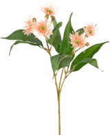 De Kunsttak Bloeiende Eucalyptus 62 cm oud roze heeft een enkele stengel met verschillende groene bladeren en trosjes lichtroze, stekelige, ronde bloemen met gele hartjes, geïsoleerd op een witte achtergrond.
