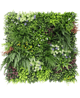 De Kunsthaag Vibrant 100x100 cm UV heeft een weelderige verticale tuin met dichte groene planten, varens en kleine witte, paarse en gele bloemen in een vierkant patroon tegen een witte achtergrond.