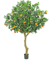 De Kunstboom Sinaasappel 275 cm is een kunstmatige sinaasappelboom in pot met een slanke stam, dicht groen gebladerte en veel rijpe oranje vruchten, tegen een effen witte achtergrond.