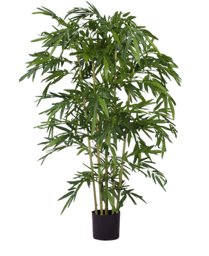 De Kunstplant Bamboe 180 cm brandvertragend is een hoge kunstbamboeplant met lange, slanke groene bladeren en dunne lichtbruine stengels in een kleine zwarte pot, weergegeven tegen een witte achtergrond.