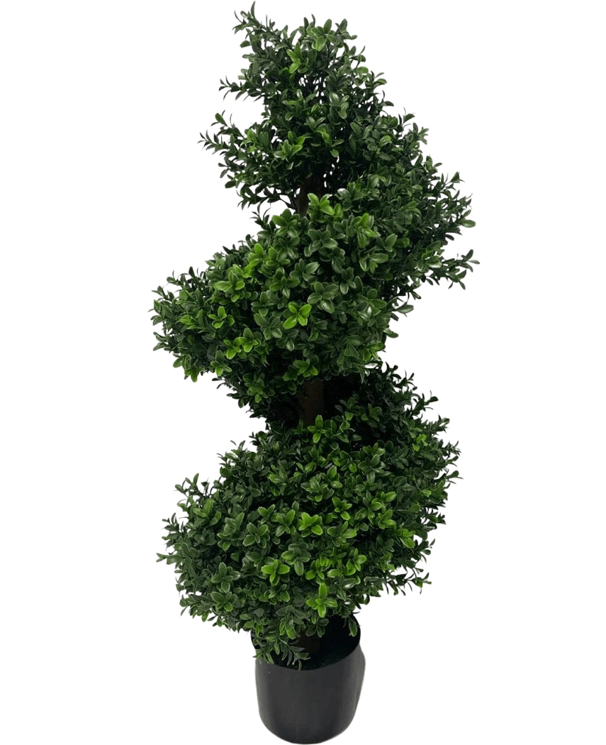 Le Buis Artificiel Spirale Style Romain UV 90 cm est une plante topiaire artificielle en forme de spirale avec des feuilles vertes denses dans un pot noir, sur un fond blanc uni.