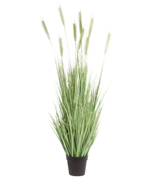 Le gazon artificiel Plant Green 150 cm ignifuge possède des brins verts hauts et minces et des tiges semblables à celles du blé, qui donnent un aspect naturel à l'intérieur. Cette plante de gazon artificiel se dresse sur un fond blanc uni.