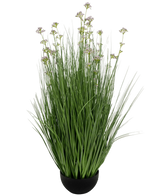 Le gazon artificiel poireau fleur oignon herbe pot 100 cm ignifuge a un pot noir avec de hautes et fines feuilles artificielles vertes et de petites fleurs violettes sur de longues tiges, sur un fond blanc.