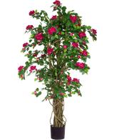 De Kunstplant Bougainvillea Liana Fuchsia 115 cm heeft weelderige groene bladeren en levendige fuchsia bloemen op ineengestrengelde stelen in een zwarte plantenbak, die een mediterrane sfeer toevoegt aan elke ruimte tegen een witte achtergrond.
