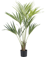 De Kunstpalm Kentia 135 cm is een hoge, groene kunstpalm met lange, slanke bladeren en meerdere stammen, in een pot tegen een effen witte achtergrond.