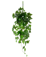 De Kunst Klimop 70 cm groen heeft kunstmatige groene klimopbladeren aan slingerende wijnranken, hangend tegen een effen witte achtergrond.