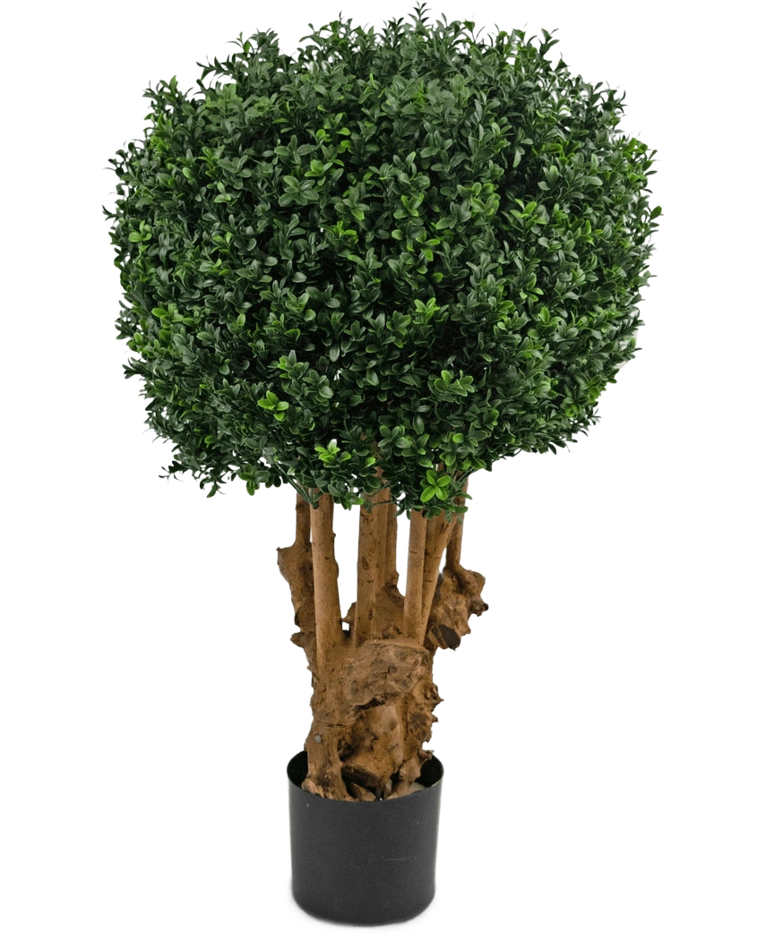 La boule de buis artificiel en bois de style romain UV 90 cm présente une grappe ronde et dense de feuilles vertes sur de multiples tiges brunes dans une jardinière noire, sur un fond blanc.