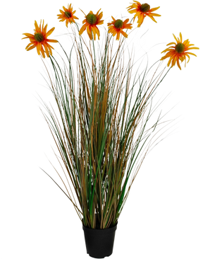 Le pot d'oignon de chrysanthème de gazon artificiel de 90 cm ignifuge a de hautes feuilles vertes et brunes ressemblant à de l'herbe avec sept fleurs de marguerite artificielles orange dans un pot noir, sur un fond blanc.