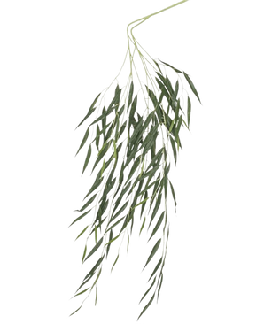 Het Kunstblad Treurwilg 134 cm brandvertragend heeft lange, slanke groene bladeren en dunne, trapsgewijze stengels tegen een effen witte achtergrond, een elegant, levensecht en vlamvertragend ontwerp.